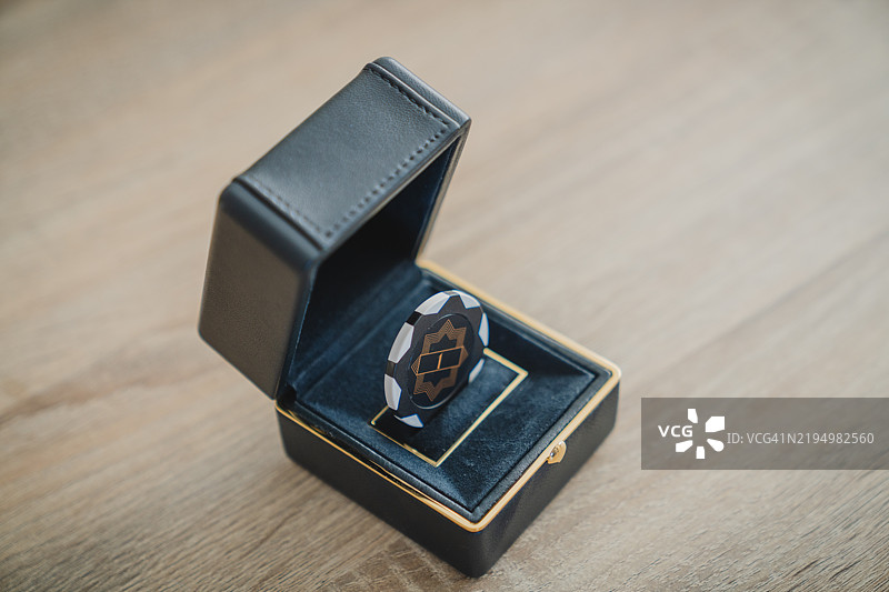 婚戒盒中的扑克筹码 - 婚礼是赌博吗？图片素材