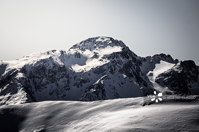 雪山在晴朗天空下的美丽景色图片素材