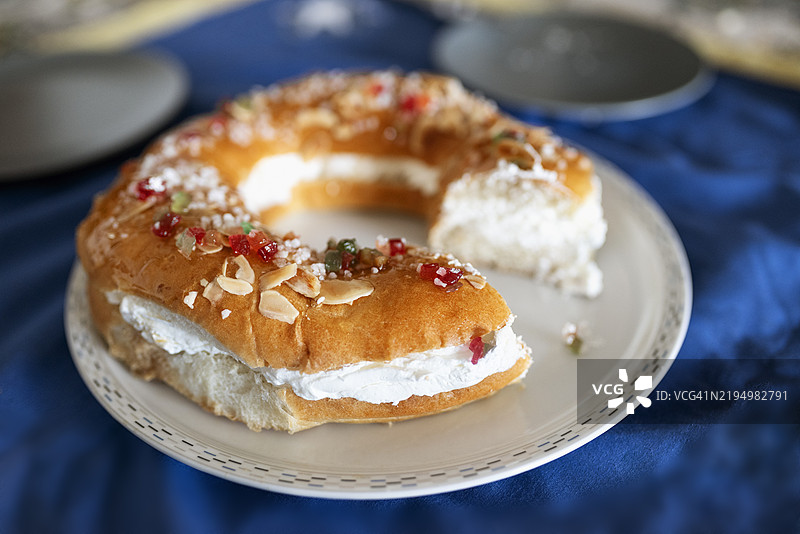 桌子上放着水果和奶油夹心的海绵蛋糕，横向视图图片素材