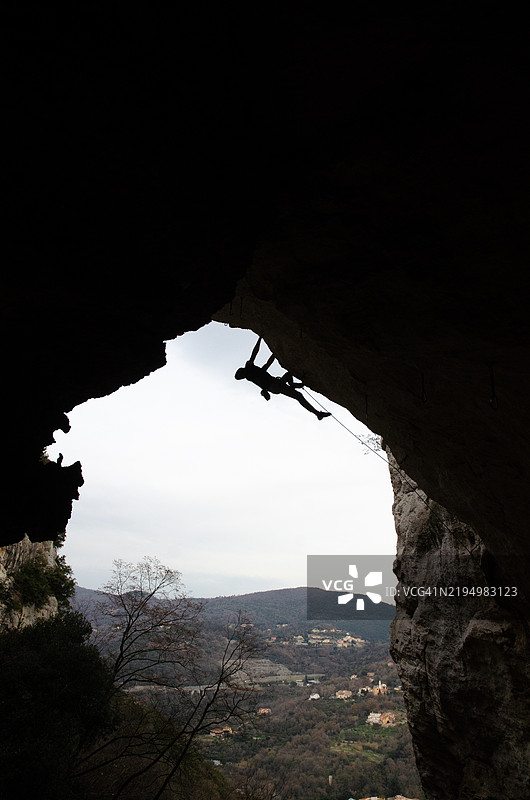 意大利利古里亚州菲纳莱利古雷的岩石形成与天空的美丽景观图片素材