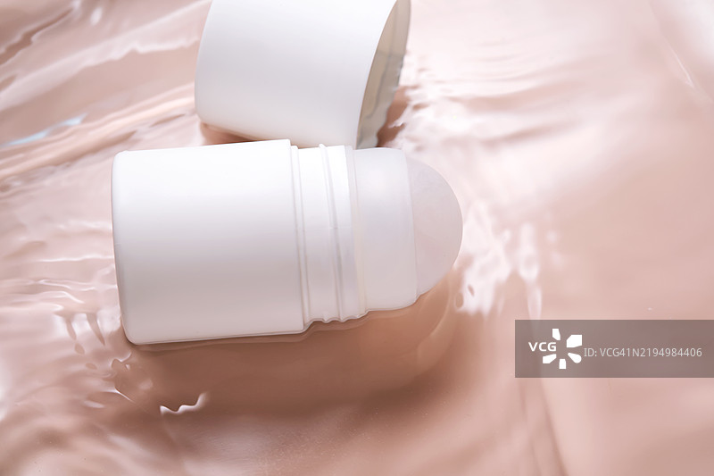 粉色背景下的水中滚珠香 deodorant图片素材