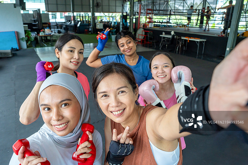 女性拳击手在健身房训练后自拍图片素材