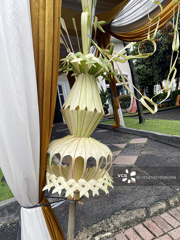 印尼婚礼仪式黄椰叶图片素材