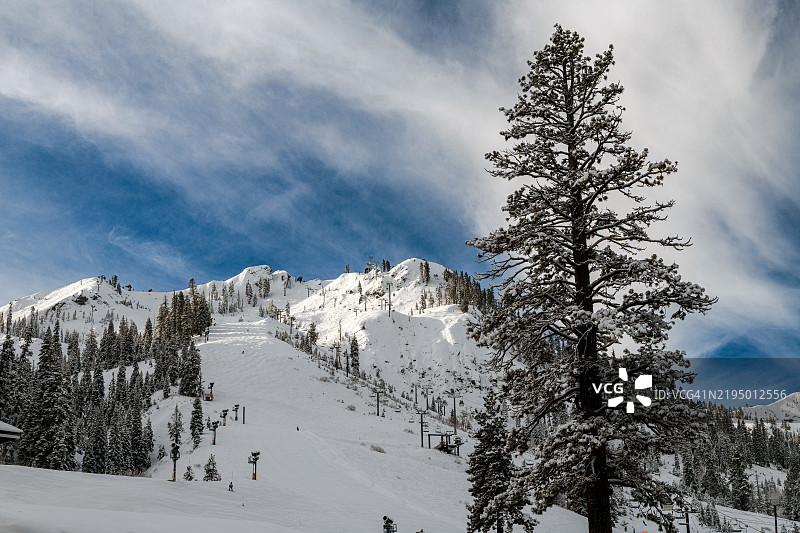 奥林匹克谷的KT-22峰被雪覆盖图片素材
