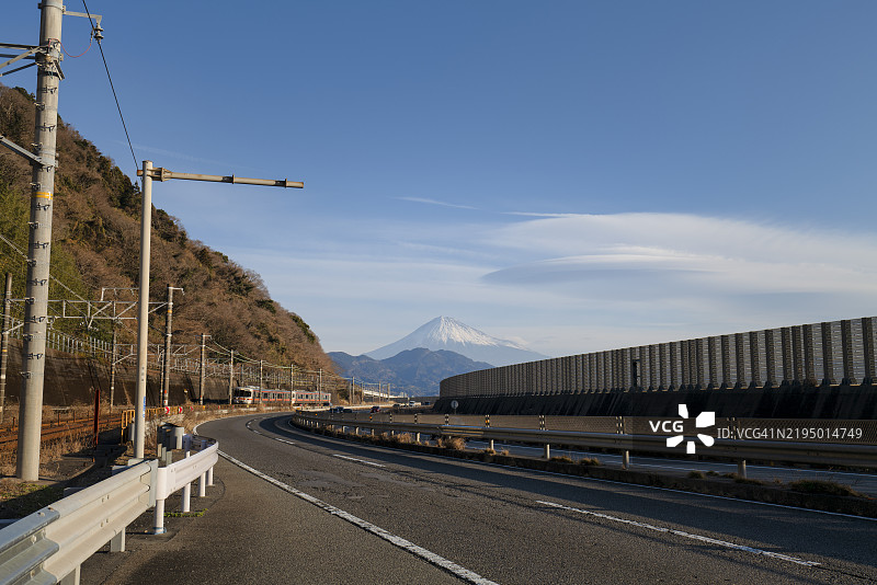 富士山上方有巨大的透镜云，位于R1清新绕行公路和东海道铁路旁图片素材