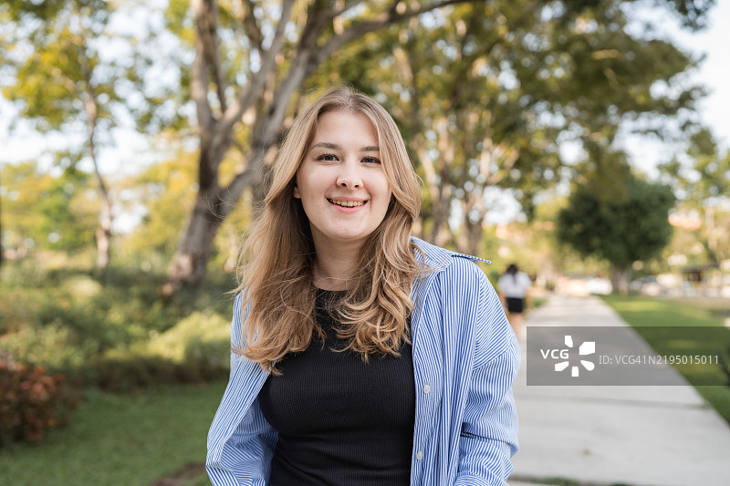 户外拍摄的Z世代少女正看着镜头图片素材