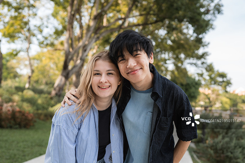 两个Z世代的朋友在一起闲逛。图片素材