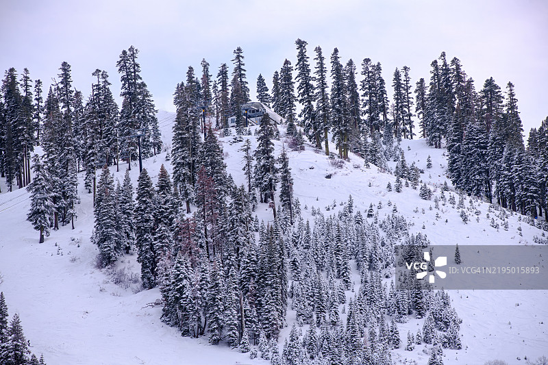 冬季风暴过后的帕利塞德斯塔霍的雪覆盖滑雪坡道图片素材