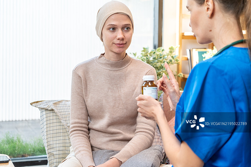 女性医生建议患者使用化疗作为控制癌症的一种方法。关于患者信息的历史和一般身体检查存在一些问题。图片素材