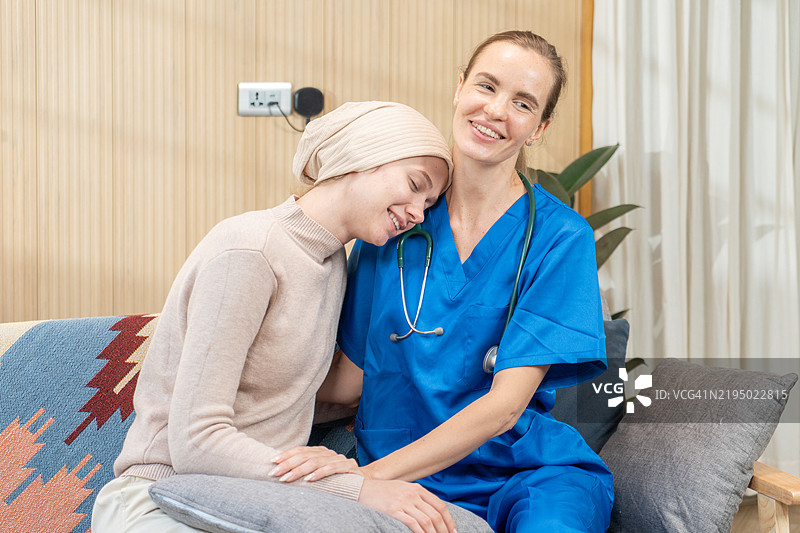 女性医生建议患者使用化疗来帮助控制癌症。关于患者信息的历史和一般身体检查存在一些问题。图片素材