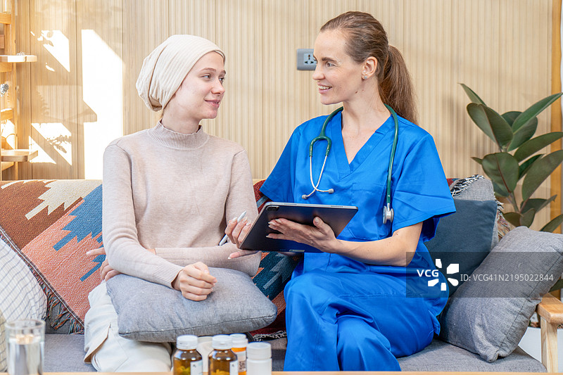 女性医生建议患者使用化疗作为控制癌症的一种方法。关于患者信息的历史和一般身体检查存在一些问题。图片素材