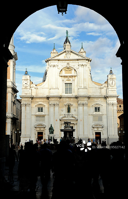 洛雷托 - 朝圣者进入圣母广场图片素材