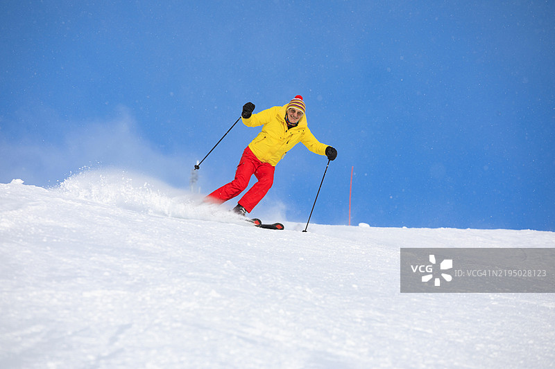 滑雪冬季运动。充满活力的男性滑雪者在阳光明媚的滑雪度假村享受滑雪乐趣，期待下雪。雪山覆盖的欧洲阿尔卑斯山，滑雪区域瓦尔迪泽尔 - 蒂涅。图片素材
