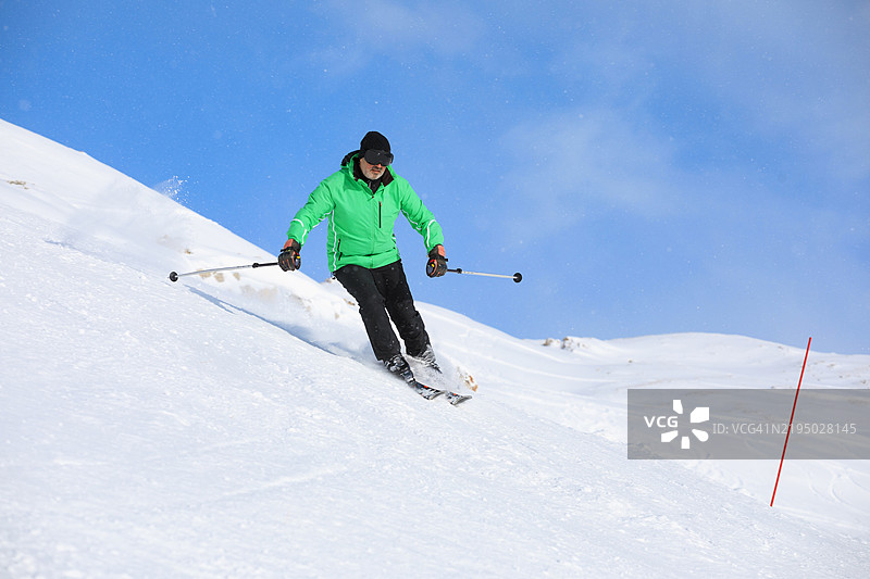 滑雪冬季运动。充满活力的男性滑雪者在阳光明媚的滑雪度假村享受滑雪乐趣，期待下雪。欧洲阿尔卑斯山的雪山，滑雪区域瓦尔迪泽尔 - 蒂涅。图片素材
