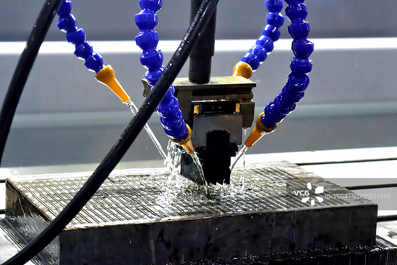 使用液体冷却方法的电火花加工机。通过石墨电极进行模具和模具制造过程。图片素材