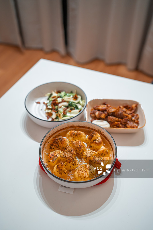 融合菜：希腊柠檬土豆、炸猪肉扣肉肋骨和炒肉丁小白菜图片素材