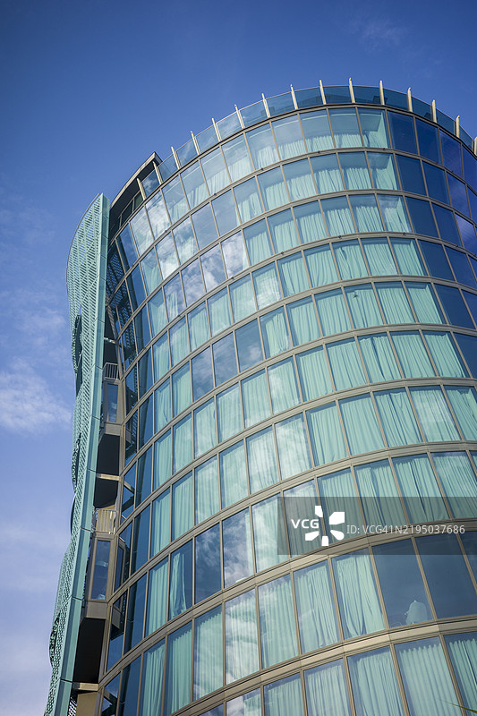 仰望巴黎的玻璃办公大楼与蓝天相映图片素材