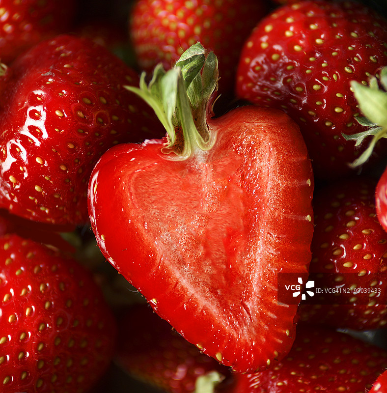 心形草莓的特写镜头图片素材