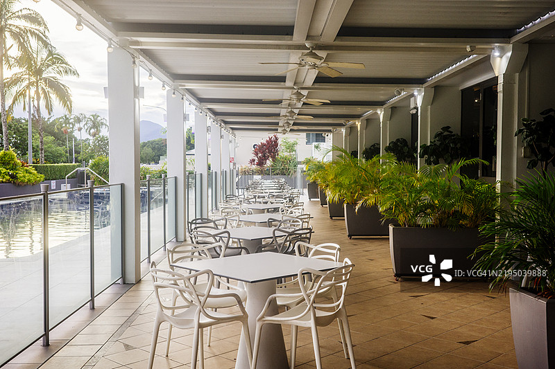 度假酒店的户外娱乐区图片素材