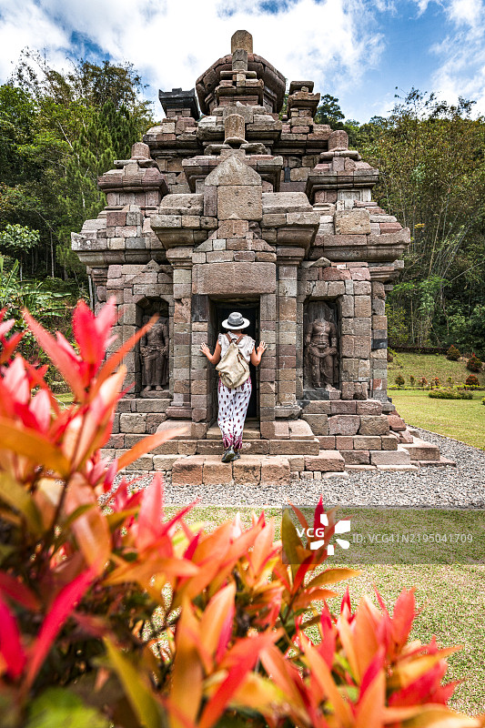 女性参观中爪哇的塞洛格里约寺庙图片素材