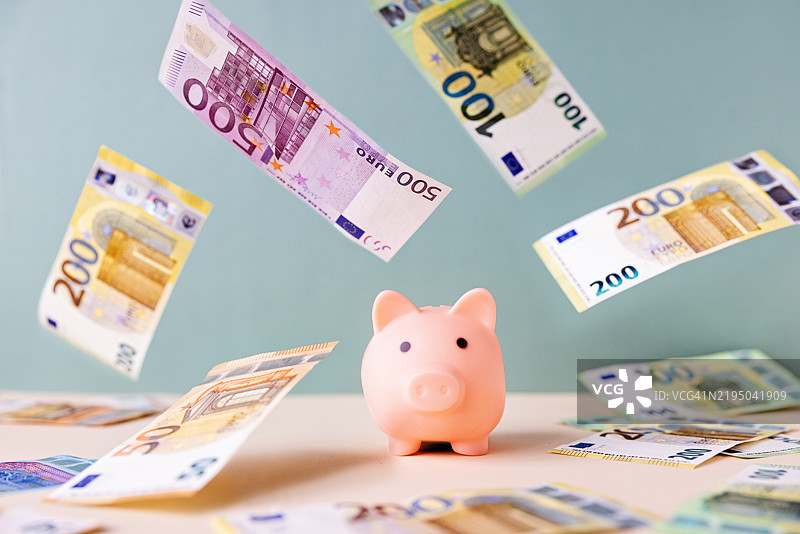 储蓄罐与下跌的欧元货币图片素材