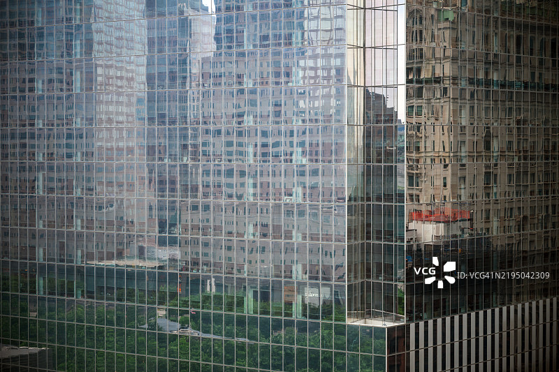 纽约市中心摩天大楼的倒影图片素材