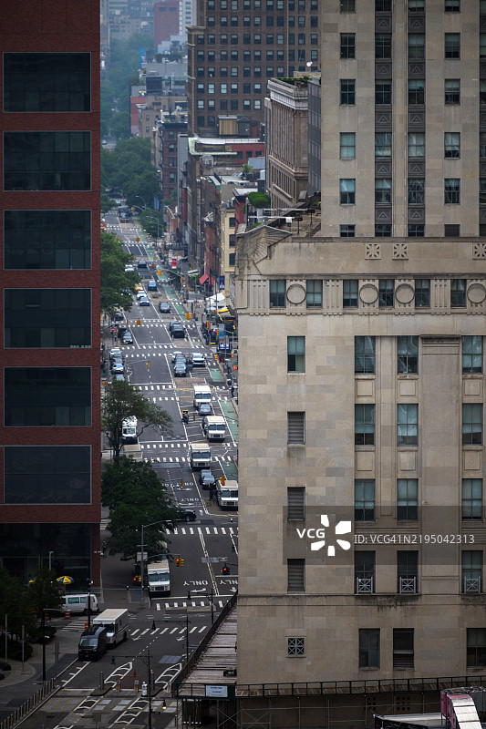 曼哈顿下城街道的特写镜头，周围是建筑物。图片素材