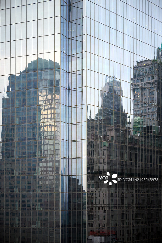 现代纽约摩天大楼中建筑的倒影图片素材