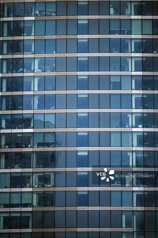 现代蓝色玻璃办公大楼位于纽约市中心图片素材