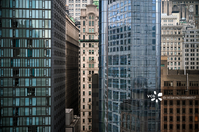 现代公寓摩天大楼位于纽约市中心图片素材