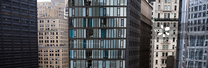 现代玻璃公寓大楼的高层全景视图，位于纽约市中心图片素材