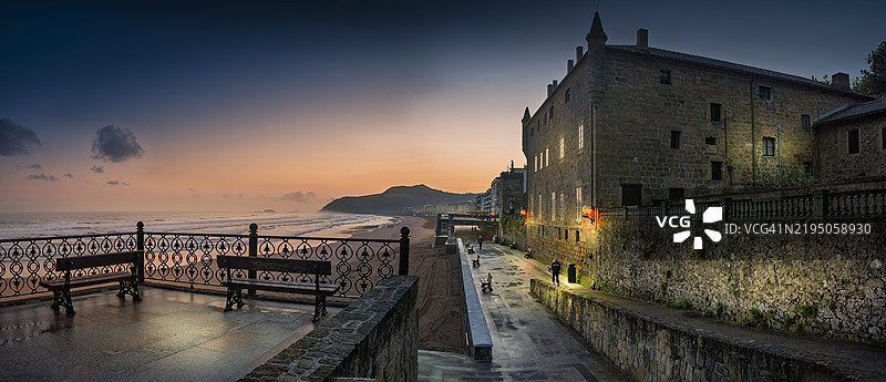 西班牙巴斯克地区吉普斯夸省扎劳茨的海滨长廊图片素材