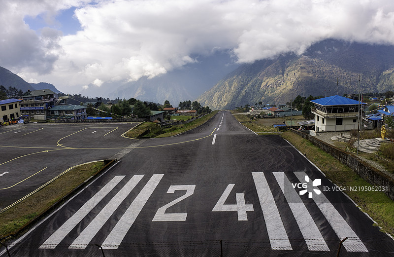 卢克拉机场的空跑道图片素材