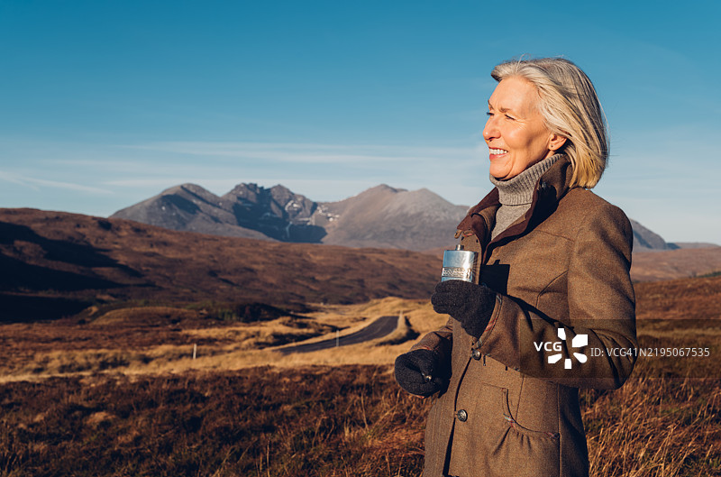 在苏格兰韦斯特罗斯的安泰拉赫静谧中，享受一杯威士忌的放松时光图片素材