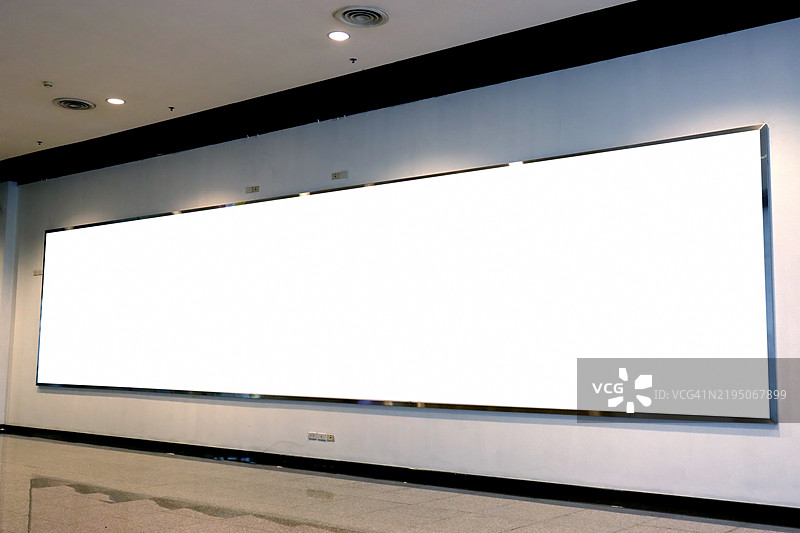 墙上的大型空白广告牌，横幅上有空间添加您自己的文字图片素材