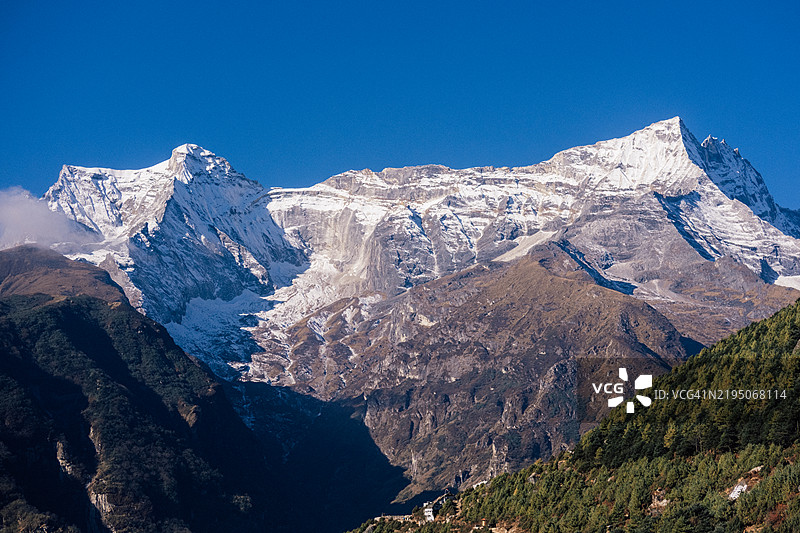 喜马拉雅山脉中位于南齐巴扎后面的山脉风景图图片素材