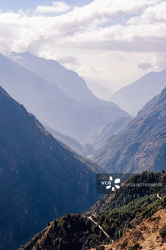 晴天的喜马拉雅山脉风景的竖版图像图片素材