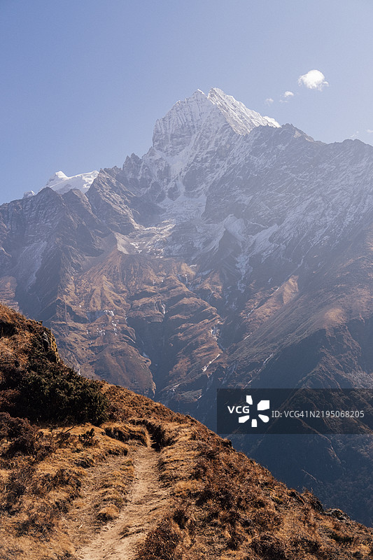 晴天的喜马拉雅山脉风景的竖版图像图片素材