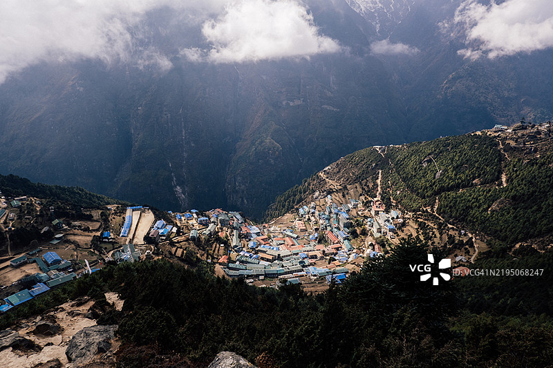 从高空俯瞰的南齐巴扎村及周围山脉图片素材