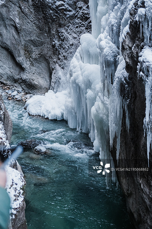 Partnachklamm岩壁上的大量冰柱图片素材