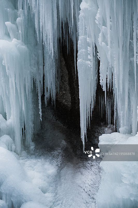 Partnachklamm岩壁上的大量冰柱图片素材