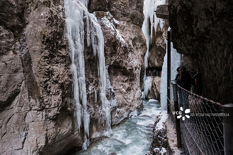 冬季的帕特纳赫峡谷宽景，岩壁上挂着巨大的冰柱图片素材