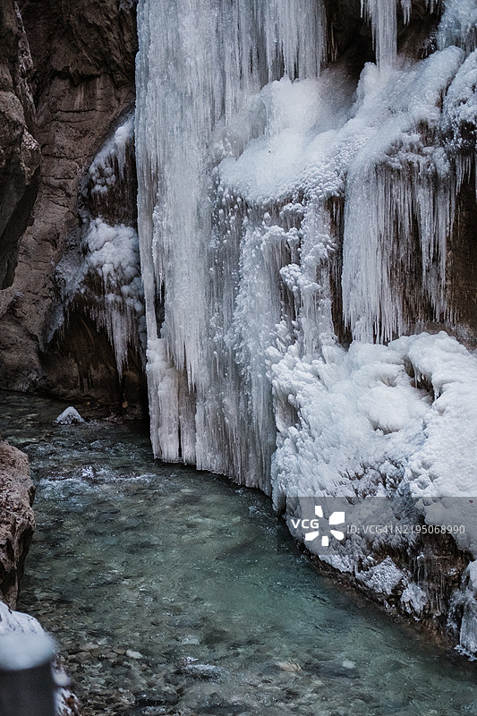 冰雪覆盖的岩壁和冰柱图片素材