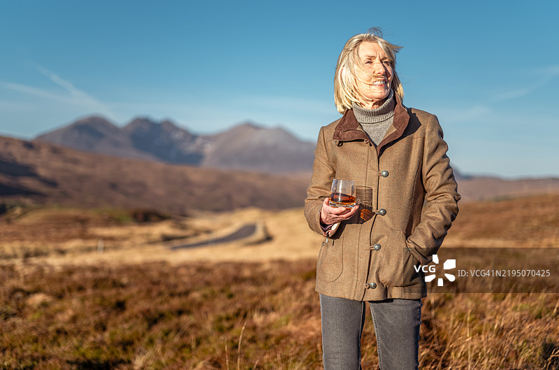 在苏格兰韦斯特罗斯的安泰拉赫静谧中，享受一杯威士忌的放松时光图片素材