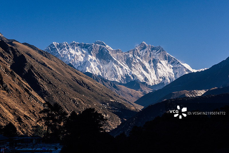在前往珠穆朗玛峰大本营的徒步旅行中，广角拍摄的喜马拉雅山脉风景图片素材