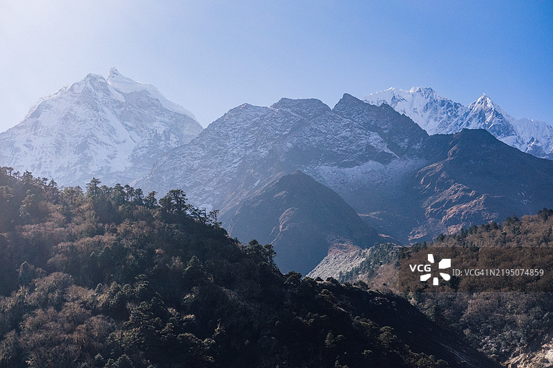 在前往珠穆朗玛峰大本营的徒步旅行中，广角拍摄的喜马拉雅山脉风景图片素材