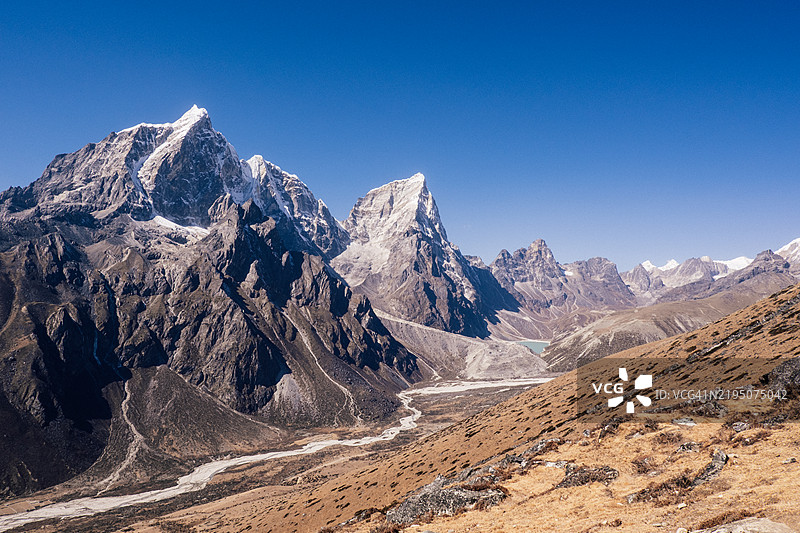 喜马拉雅山脉中丁博切村周围的山地风景图片素材