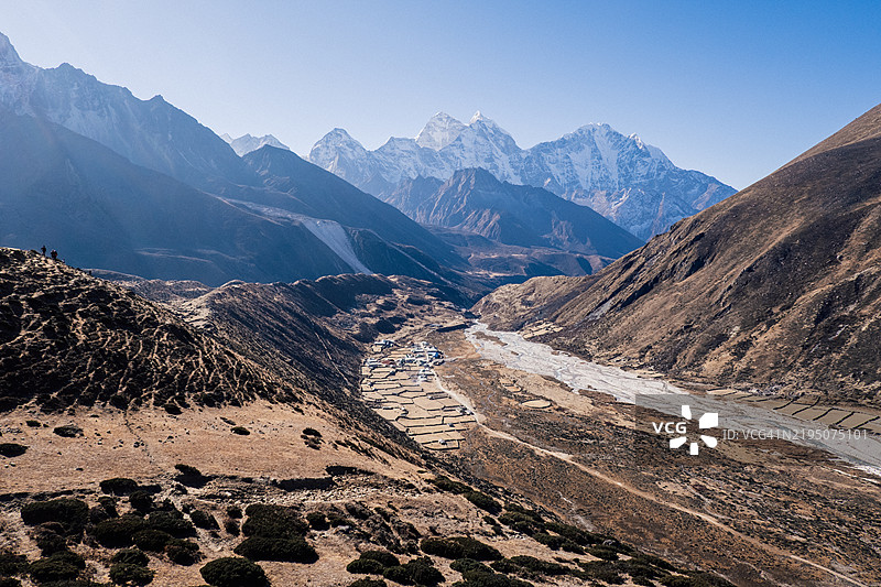 珠穆朗玛峰大本营徒步旅行的荒凉山脉全景图片素材