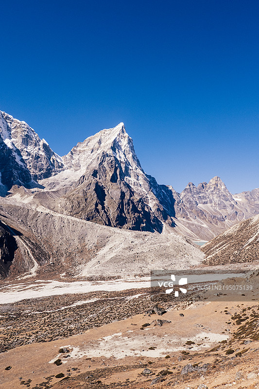 珠穆朗玛峰大本营徒步旅行的荒凉山脉全景图片素材