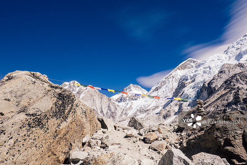 珠穆朗玛峰大本营的祈祷旗图片素材